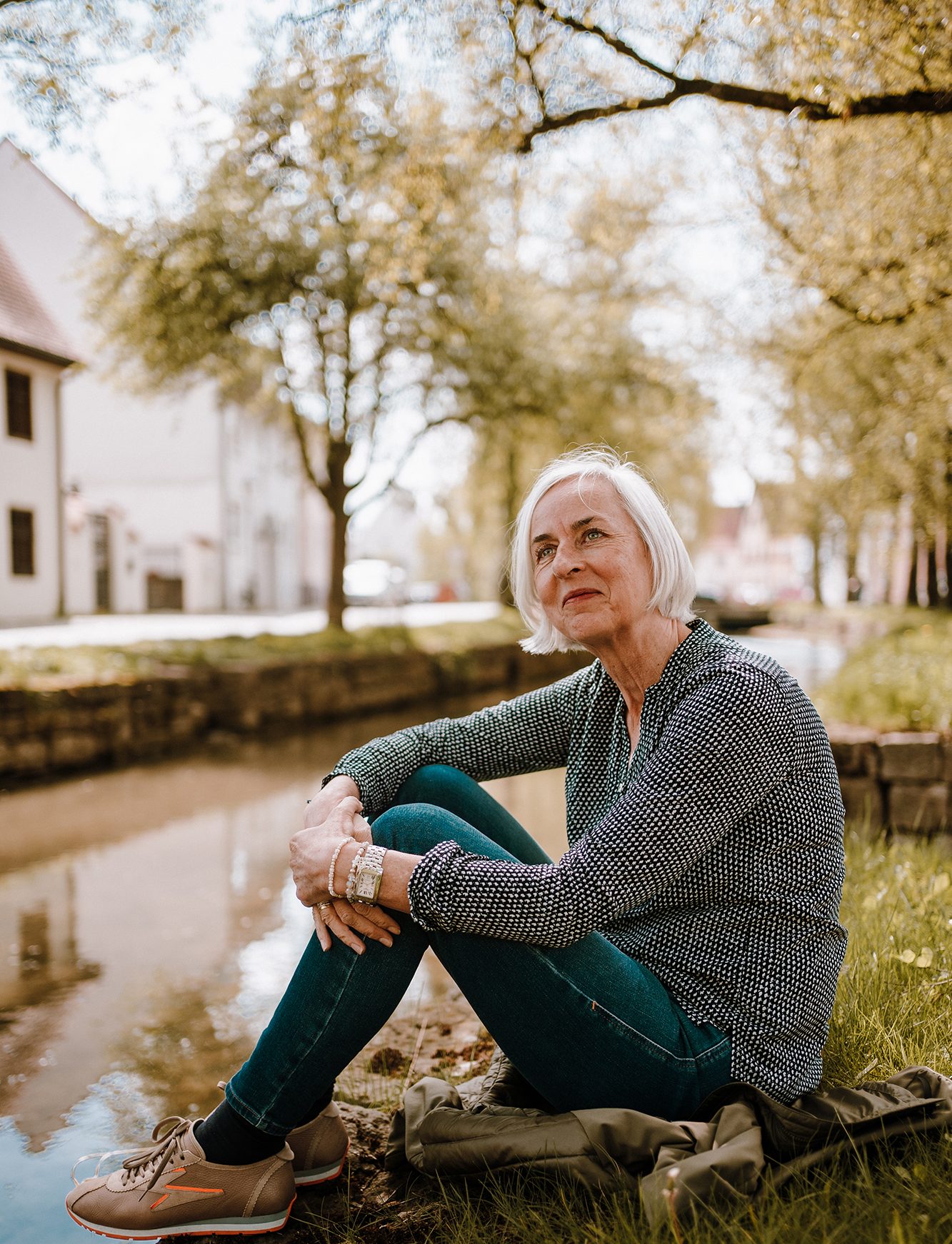 Barbara Saile am Ufer sitzend